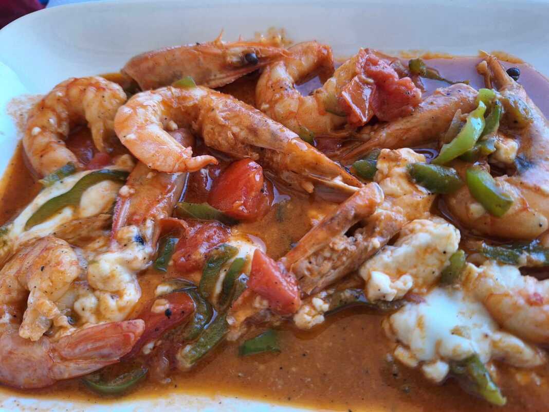 γαρίδες σαγανάκι με πιπεριές και φέτα