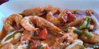 γαρίδες σαγανάκι με πιπεριές και φέτα