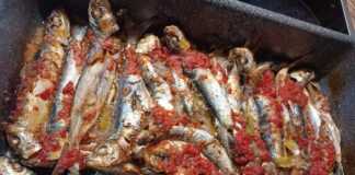 Σαρδέλες στο φούρνο με φρέσκια ντομάτα