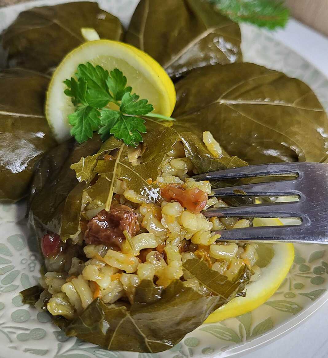 Σαρμάδες με Μανιτάρια και Σταφίδες