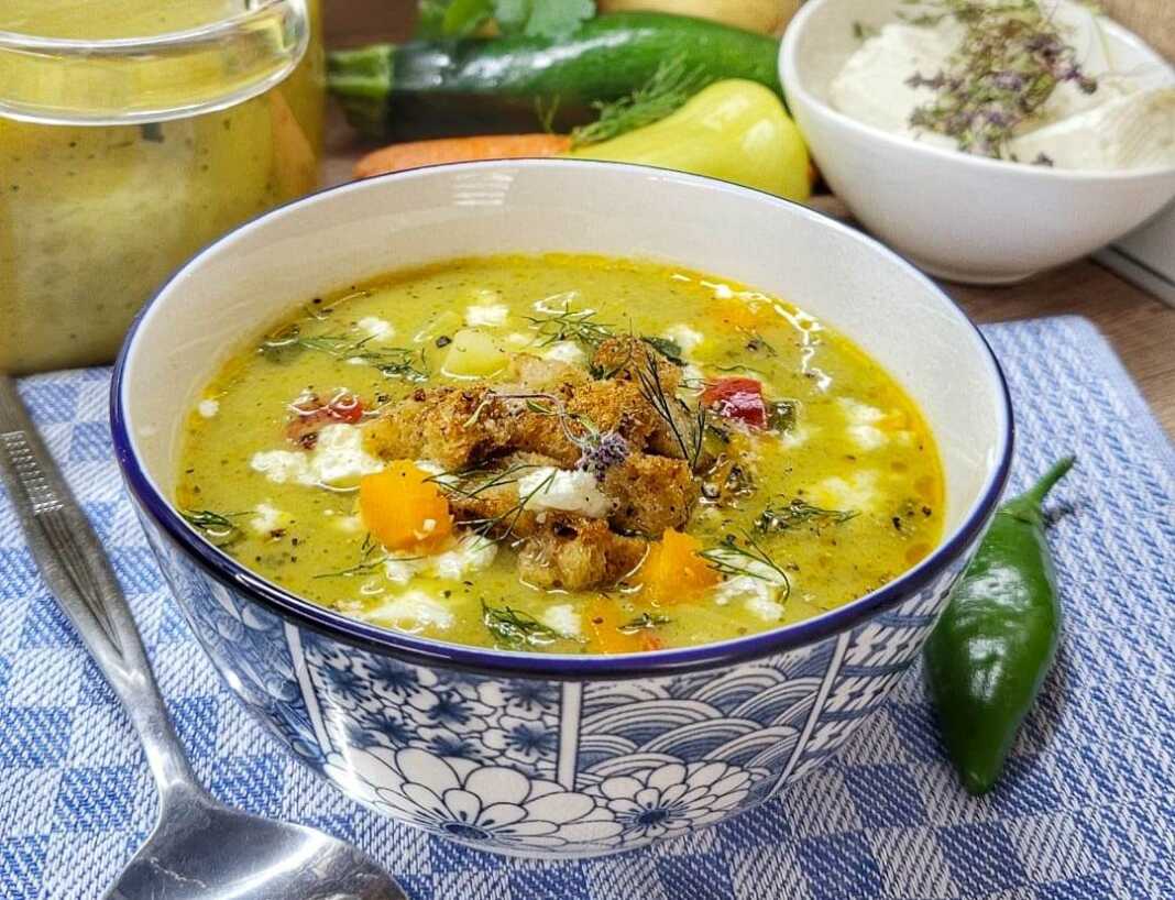 Σούπα λαχανικών με τυρί και κρουτόν