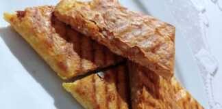 Η Τυρόπιτα στην Τοστιέρα μόλις βγήκε, χρυσαφένια και τραγανή.