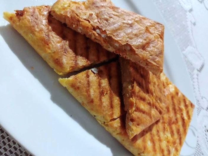 tiropita tostiera Η Τυρόπιτα στην Τοστιέρα μόλις βγήκε, χρυσαφένια και τραγανή.