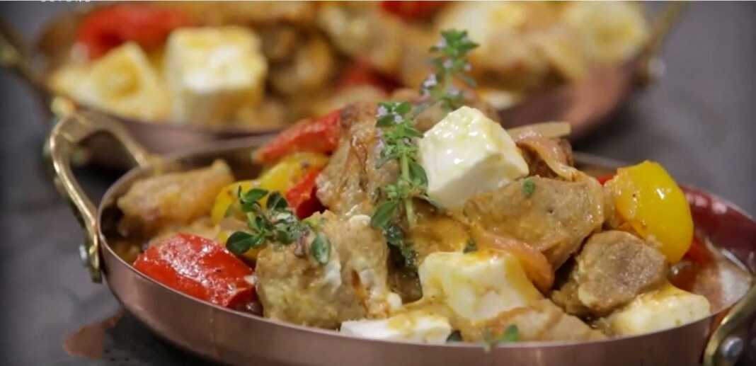 xoirini tigania me feta χοιρινή τηγανιά με πιπεριές και φέτα