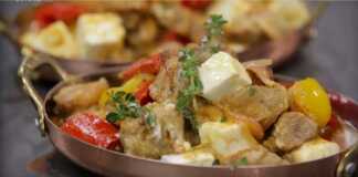 χοιρινή τηγανιά με πιπεριές και φέτα