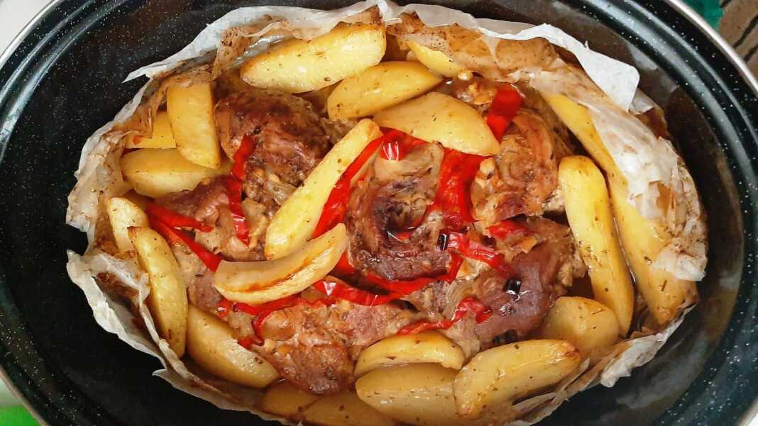 Χοιρινό με πατάτες στη γάστρα