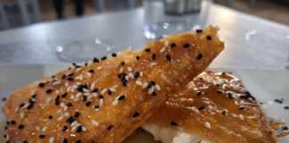 φέτα με μέλι και σουσάμι