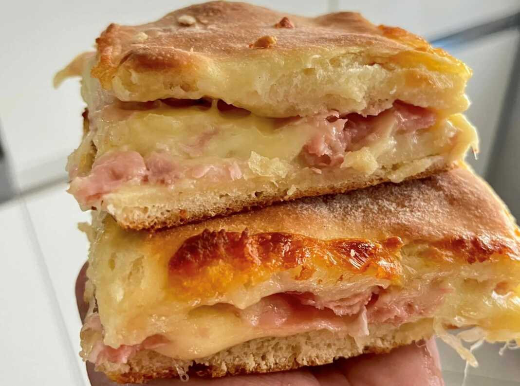 Ψωμί-πίτσα με ζαμπόν και μοτσαρέλα