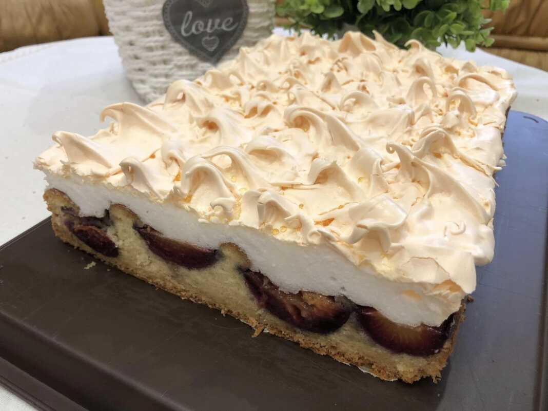 Γλυκό με δαμάσκηνα και μαρέγκα.