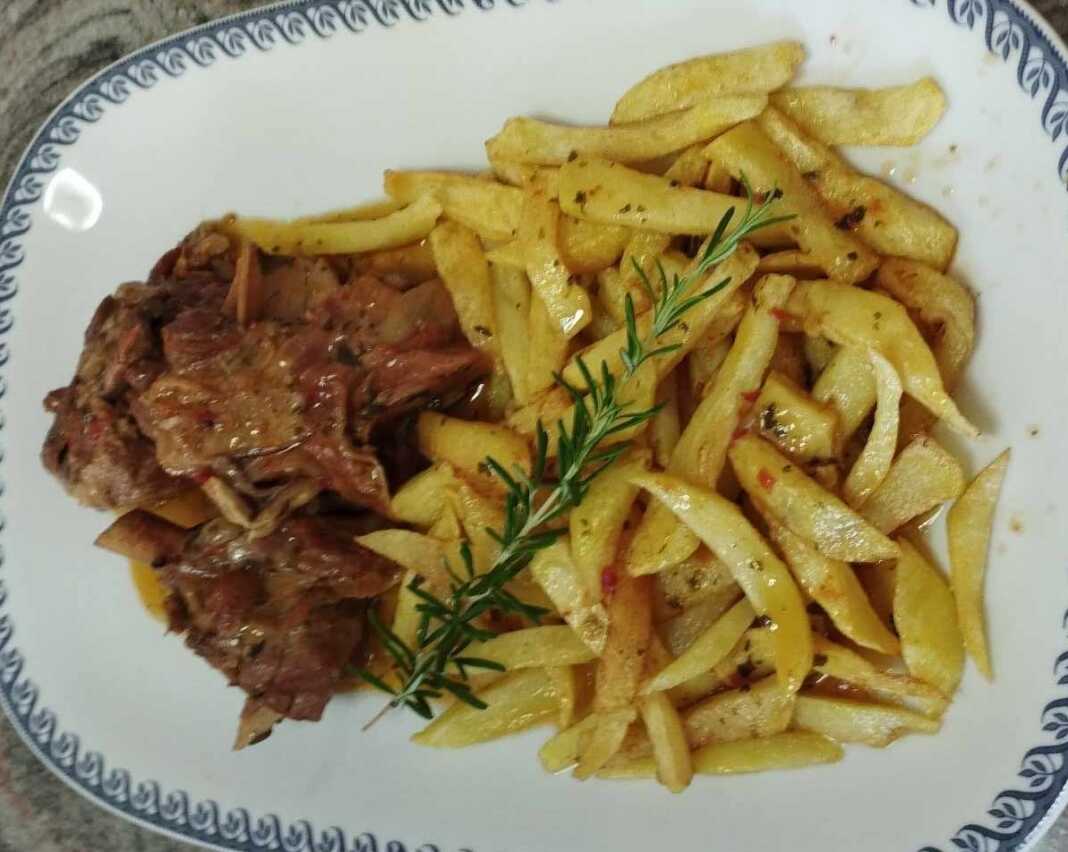 Κατσικάκι με Πατάτες Τηγανητές