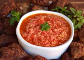 Τηγανητοί κεφτέδες σερβιρισμένοι δίπλα σε πικάντικη στραπατσάδα με ντομάτα και πιπεριά.