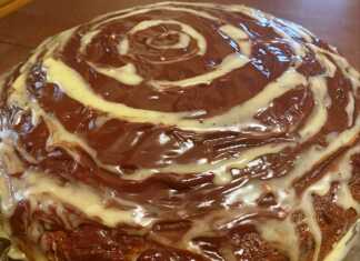 Φουσκωτό σοκολατένιο κέικ καλυμμένο με λιωμένη σοκολάτα γάλακτος και λευκή σοκολάτα σε σχήμα μαρμάρου