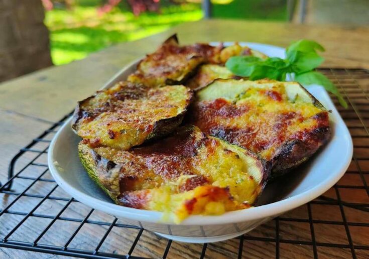 Γεμιστά κολοκυθάκια με μοτσαρέλα au gratin ψημένα στο φούρνο, με χρυσαφένια τραγανή κρούστα τυριού και πασπαλισμένα με φρέσκο μαϊντανό