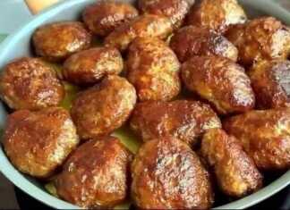 Τηγανητοί λαχανοκεφτέδες με κιμά, χρυσαφένιοι και τραγανοί, σερβιρισμένοι σε πιατέλα.