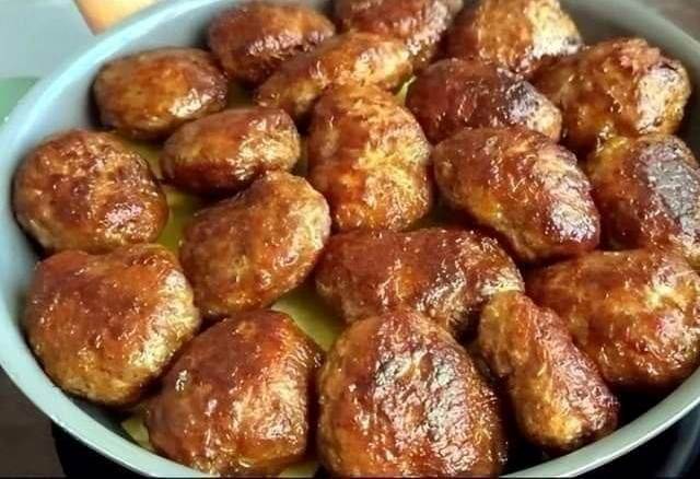 kotoletes me laxano Τηγανητοί λαχανοκεφτέδες με κιμά, χρυσαφένιοι και τραγανοί, σερβιρισμένοι σε πιατέλα.