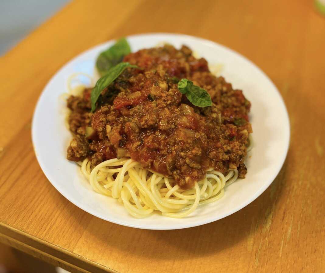 Μακαρόνια με σάλτσα μπολονέζ