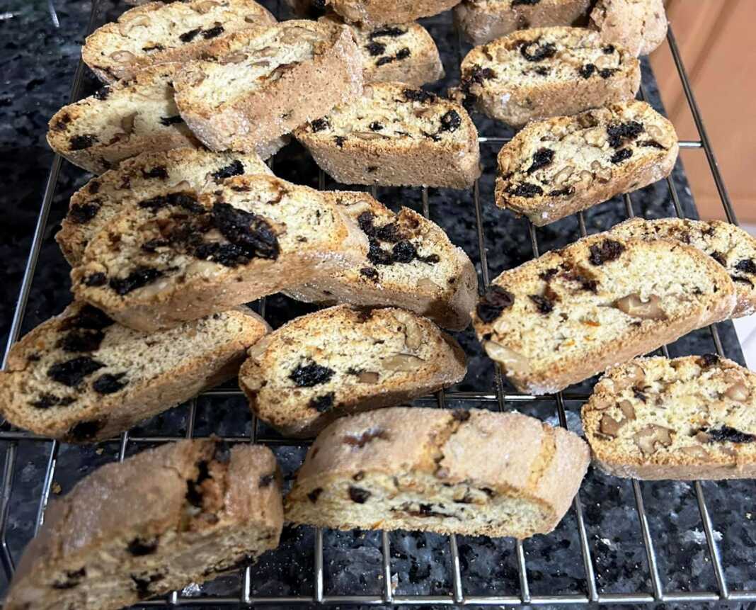 Παξιμάδια με αποξηραμένα κεράσια και καρύδι