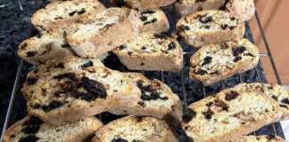 Παξιμάδια με αποξηραμένα κεράσια και καρύδι