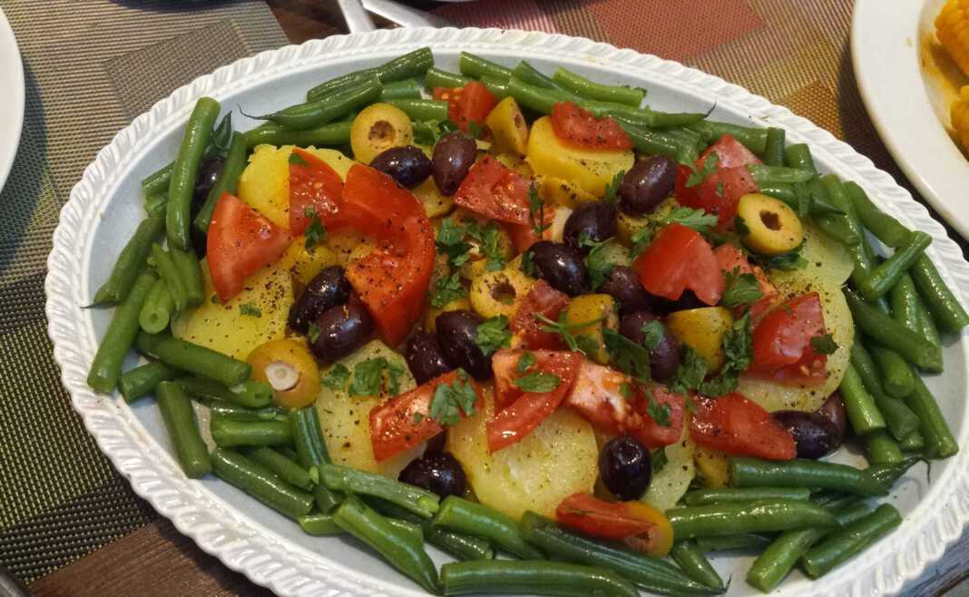 Πατατοσαλάτα με φασολάκια ελιές και ντομάτα