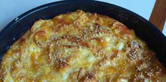 Ζουμερή ψευτόπιτα με τορτίγιες και τυριά, φρεσκοψημένη σε ταψάκι.