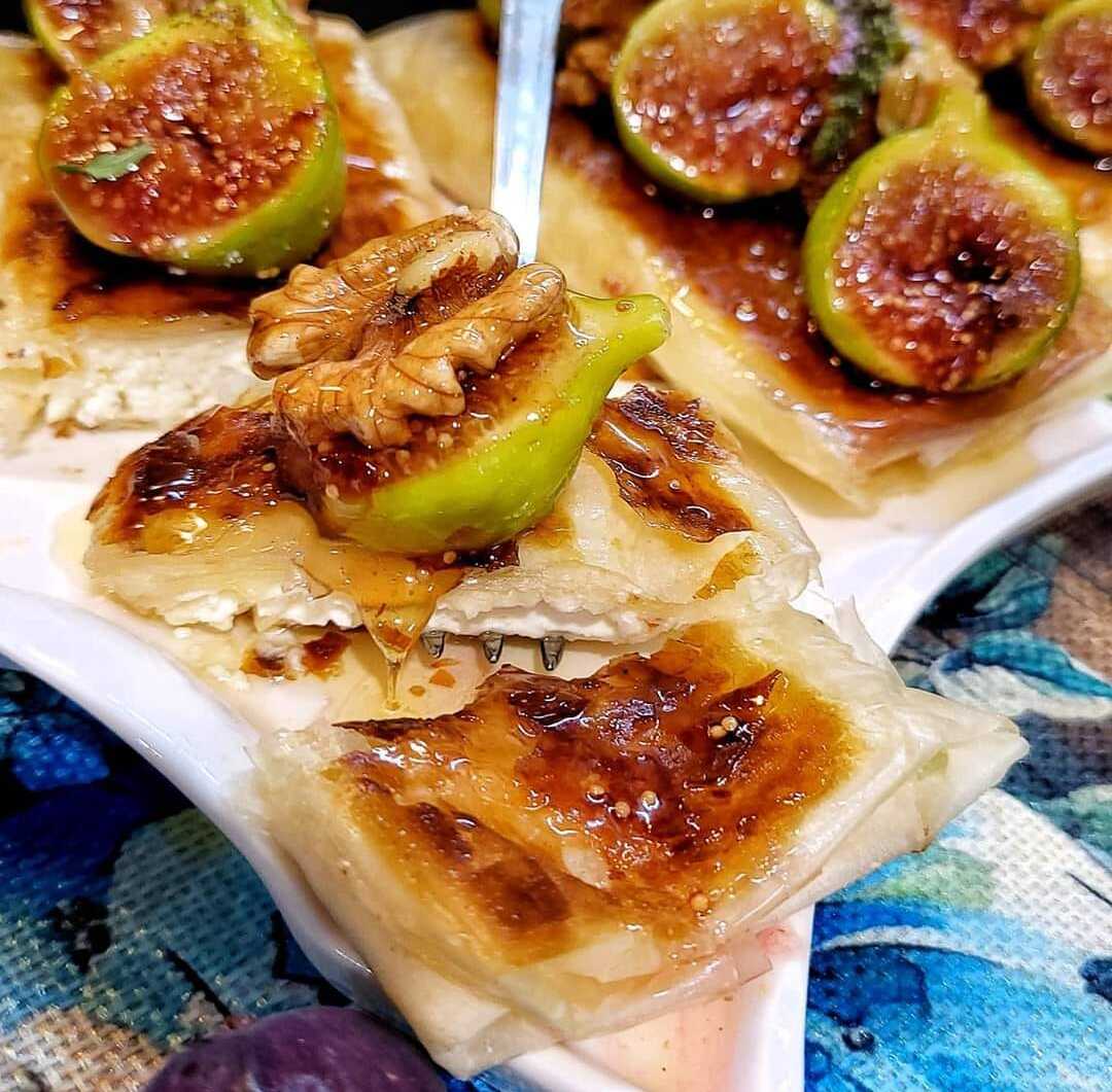 Τυρόπιτα με *ΚΑΡΑΜΕΛΩΜΕΝΑ ΣΥΚΑ*