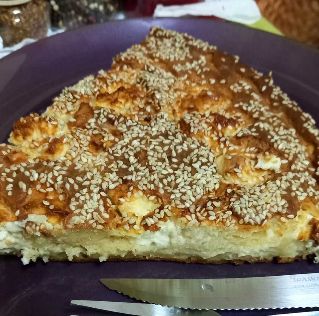 tiropita xoris filo1 Τυρόπιτα με γιαούρτι, κομμένη σε κομμάτια, με χρυσαφένια κρούστα και σουσάμι.