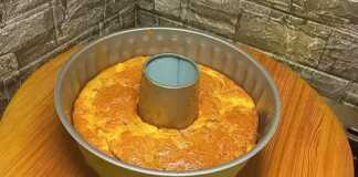 Αφράτο αλμυρό κέικ με γεύση πίτσας, κομμένο σε φέτες, με ορατά τα κομμάτια τυριού και πάριζας.