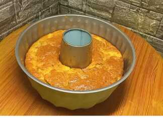 Αφράτο αλμυρό κέικ με γεύση πίτσας, κομμένο σε φέτες, με ορατά τα κομμάτια τυριού και πάριζας.