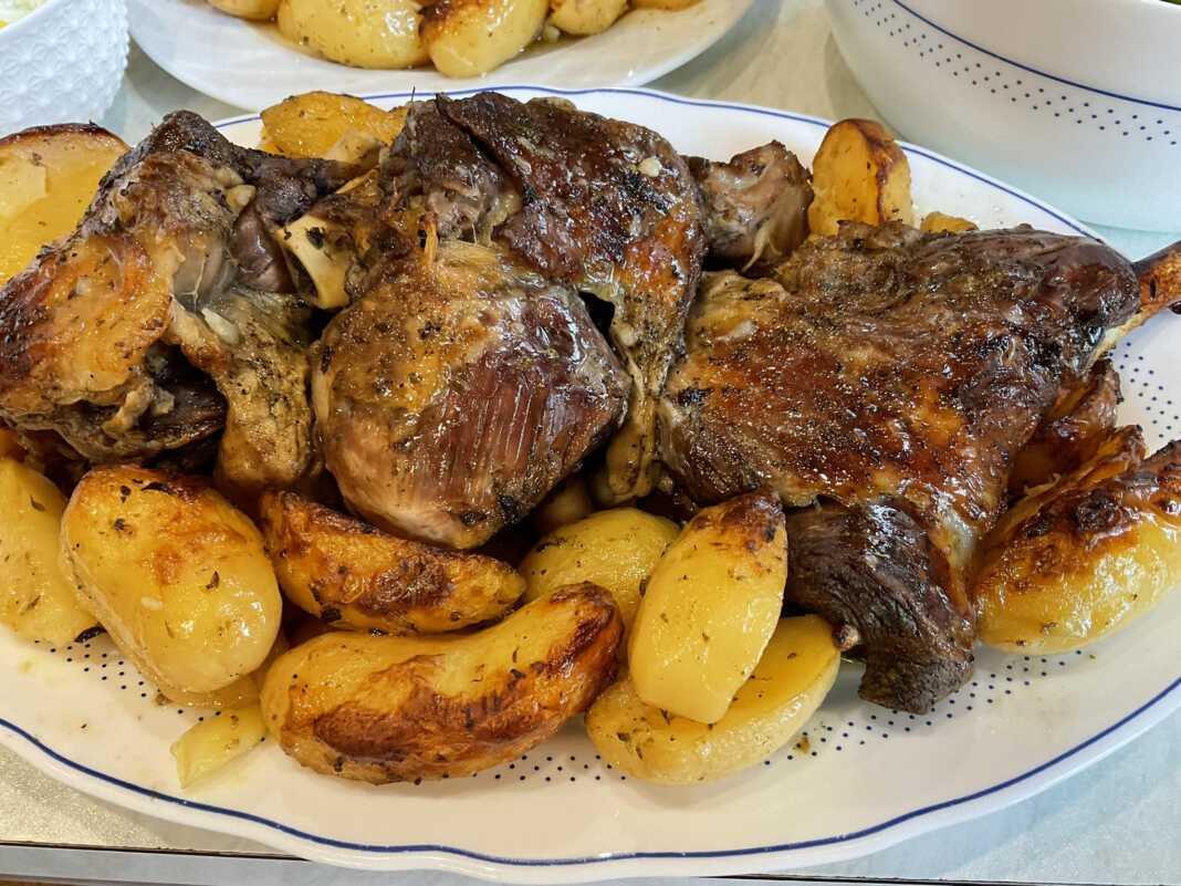arnaki me patates sto fourno Αρνάκι με πατάτες στο φούρνο
