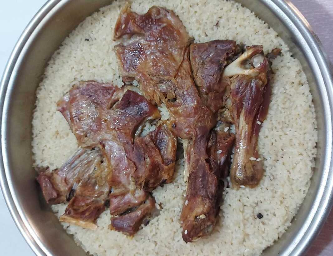 Ταψί με ψημένο αρνάκι και αφράτο ρύζι στο φούρνο