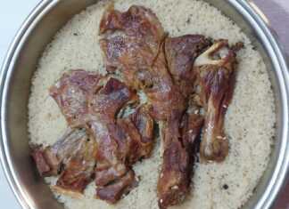 Ταψί με ψημένο αρνάκι και αφράτο ρύζι στο φούρνο