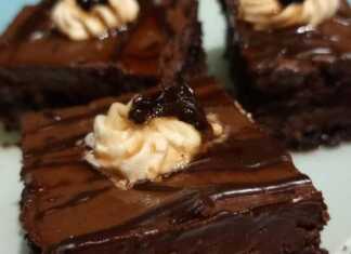 Τούρτα Black Forest με αφράτο σοκολατένιο παντεσπάνι, σαντιγί, βύσσινα και τρίμματα σοκολάτας.