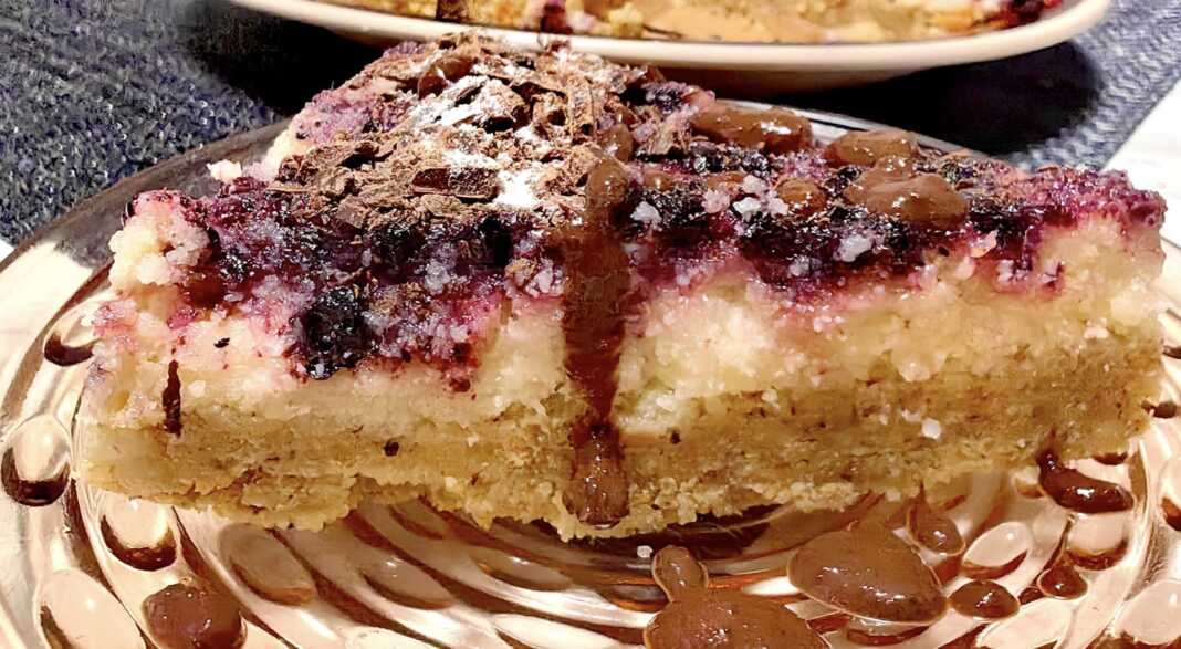 Τσιζκέικ με μαρμελάδα βατόμουρο και σοκολάτα