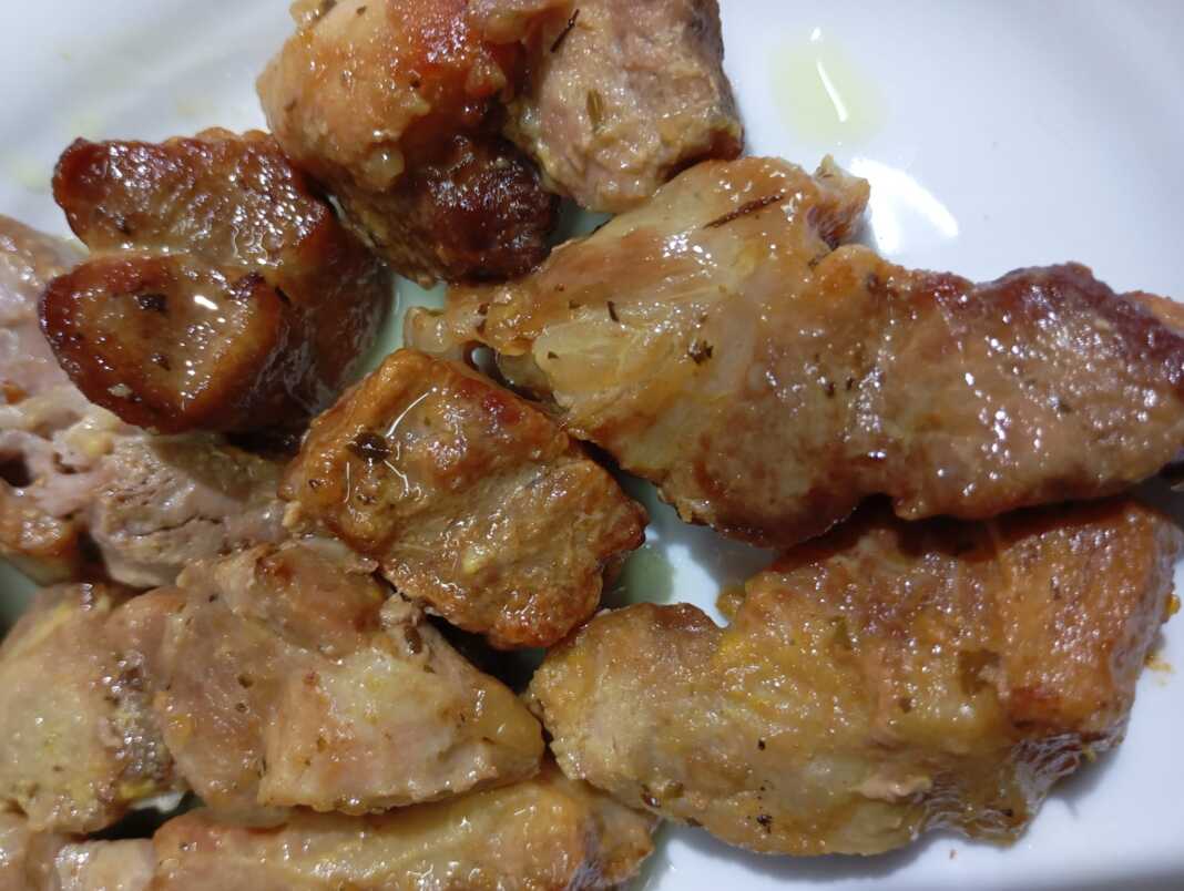 Το έτοιμο Χοιρινό Στον Φούρνο ψημένο και ροδοκοκκινισμένο