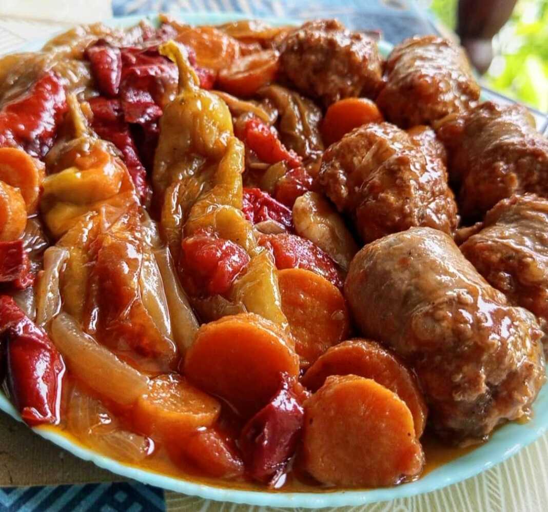 Χωριάτικα λουκάνικα με λαχανικά