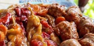 Χωριάτικα λουκάνικα με λαχανικά