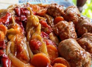 Χωριάτικα λουκάνικα με λαχανικά