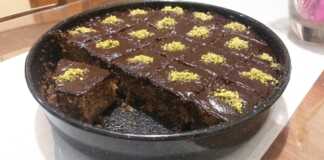 Ενα κομμάτι ή ολόκληρο κέικ καρυδόπιτα με επικάλυψη ή κομμάτια σοκολάτας.