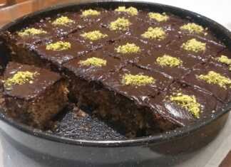 Ενα κομμάτι ή ολόκληρο κέικ καρυδόπιτα με επικάλυψη ή κομμάτια σοκολάτας.