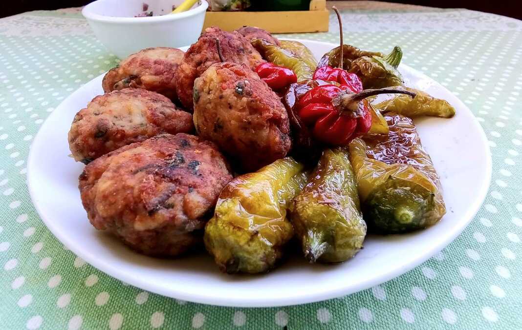 κεφτέδες με τηγανητές πιπεριές