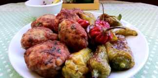 κεφτέδες με τηγανητές πιπεριές