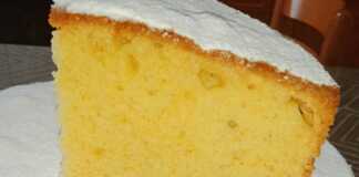 Ένα κομμάτι από το Αφράτο Κέικ Λεμονιού με Γιαούρτι, πασπαλισμένο με άχνη ζάχαρη.