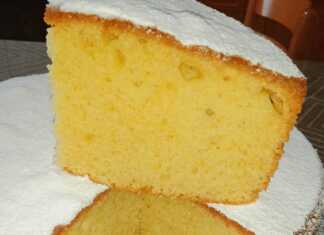 Ένα κομμάτι από το Αφράτο Κέικ Λεμονιού με Γιαούρτι, πασπαλισμένο με άχνη ζάχαρη.