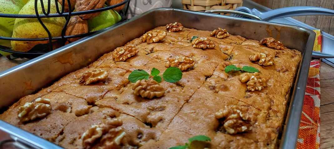 Κέικ με μήλα καρύδι και κανέλα