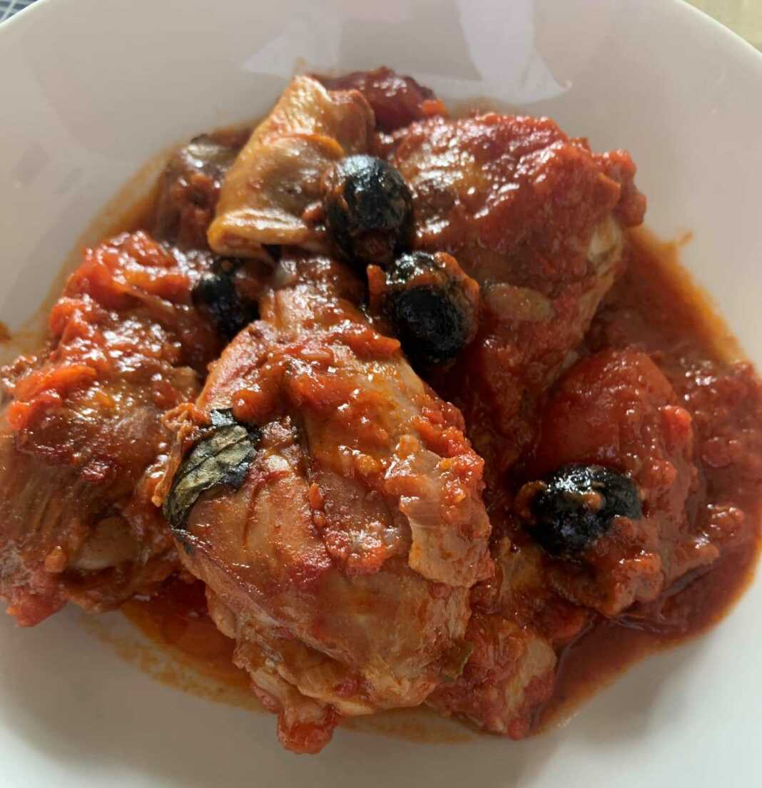 kotopoulou tou agroti Μπουτάκια κοτόπουλου σε σάλτσα ντομάτας