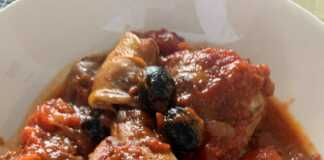 Μπουτάκια κοτόπουλου σε σάλτσα ντομάτας