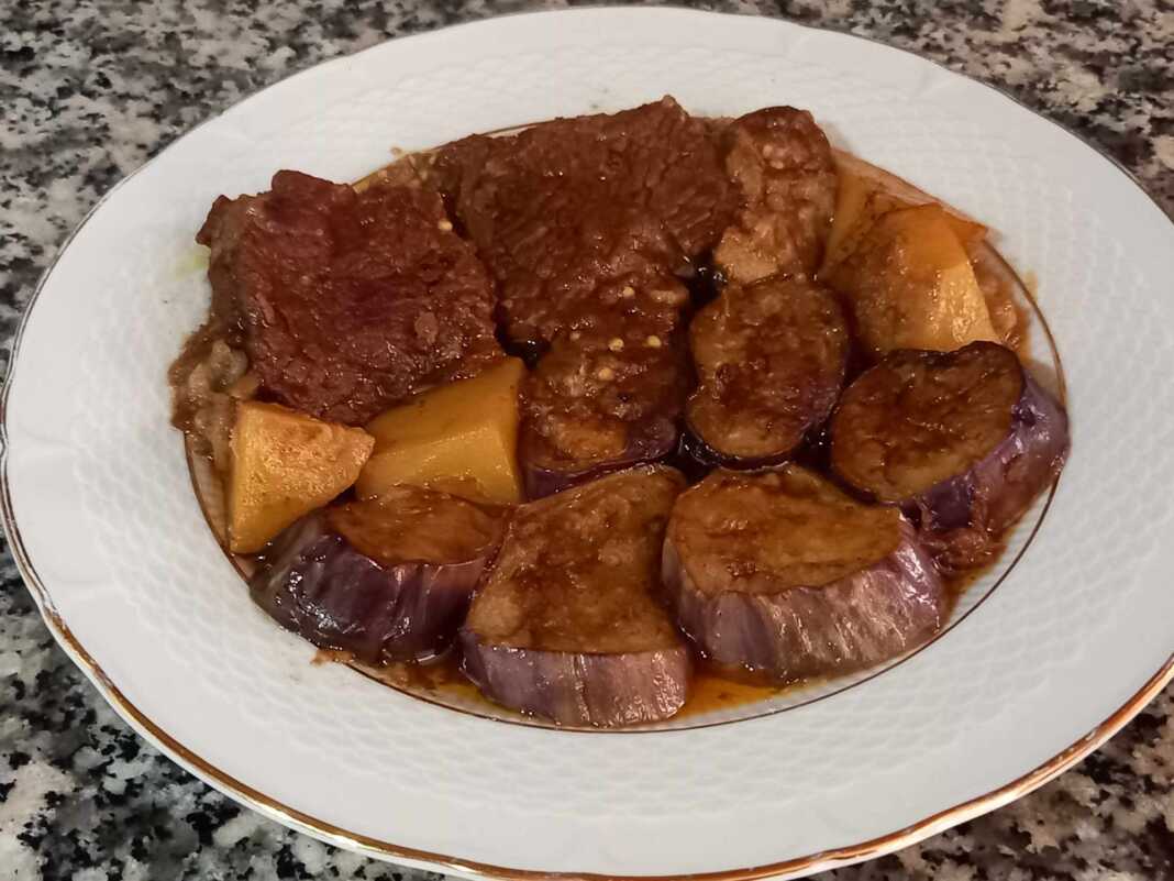 μοσχάρι κοκκινιστό με μελιτζάνες