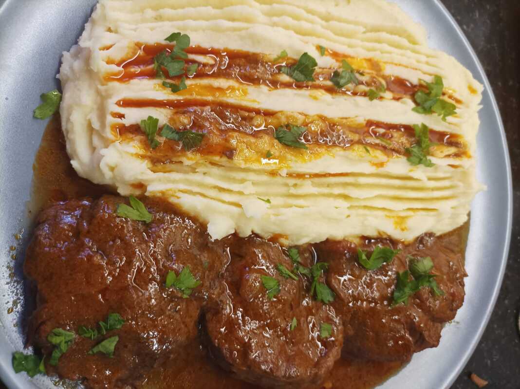 mosxaraki kokinisto poure μοσχαράκι κοκκινιστό με πουρέ