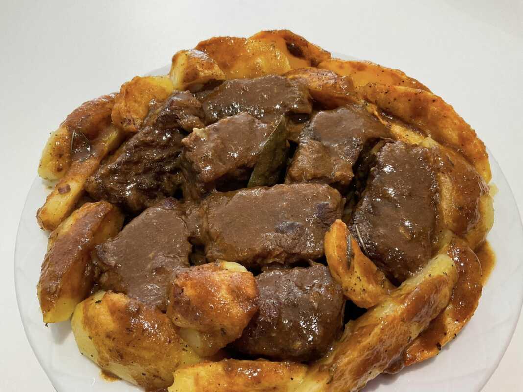 mosxar;aki psito stin gastra Μοσχαράκι στην Γάστρα