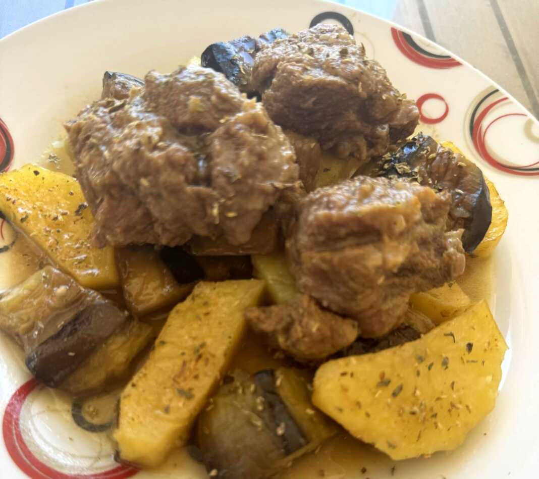 Μοσχάρι με μελιτζάνες και πατάτες στην κατσαρόλα